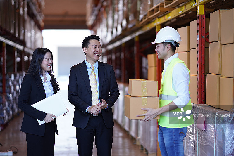 商人参观仓库中心图片素材