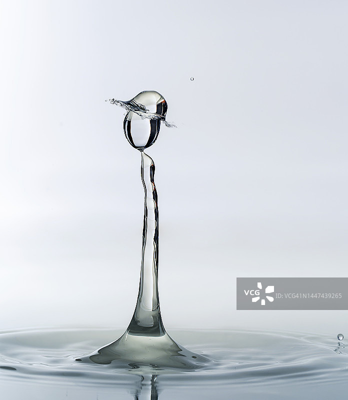 水滴落在白色水面图片素材