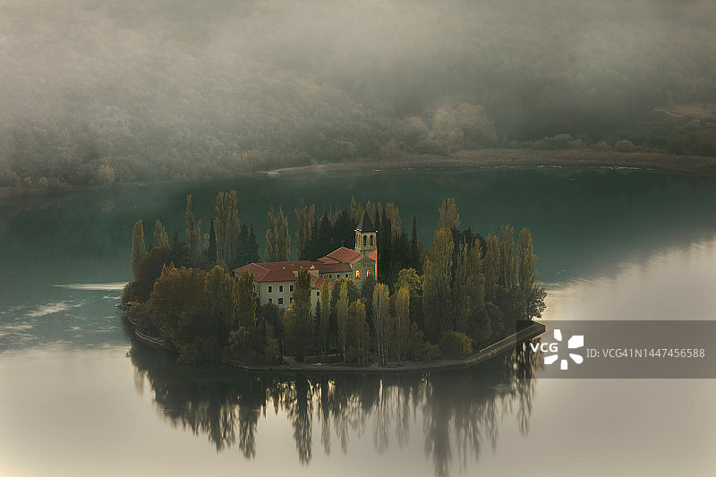 克尔卡国家公园雾中的方济会修道院和教堂，达尔马提亚，克罗地亚，欧洲图片素材