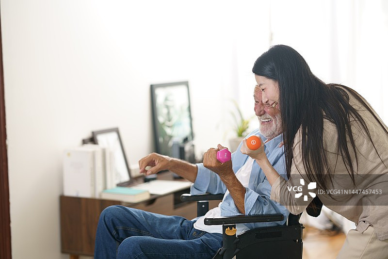 居家照顾年迈的父母图片素材