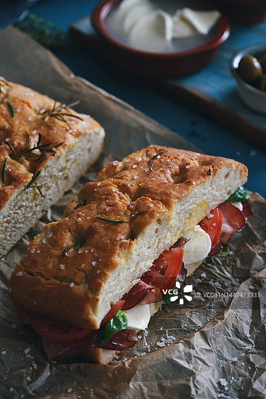 新鲜出炉的佛卡夏面包图片素材