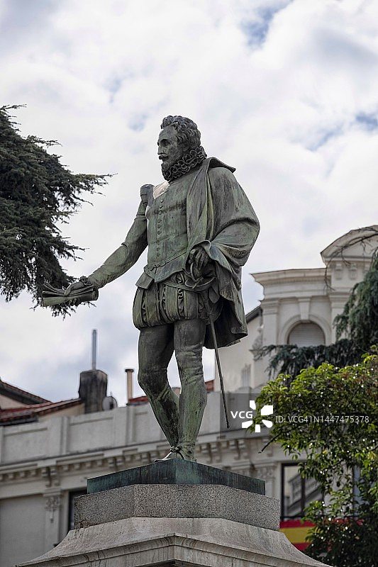 阳光明媚的日子里马德里的米格尔·德·塞万提斯雕像图片素材