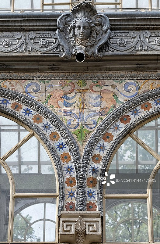 丽池公园水晶宫的雨水槽特写图片素材