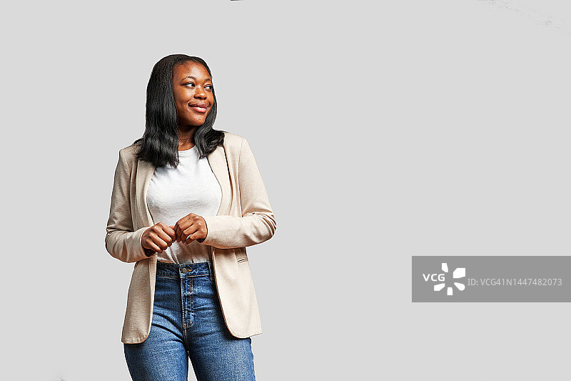 一名非洲妇女心不在焉地看着一旁图片素材