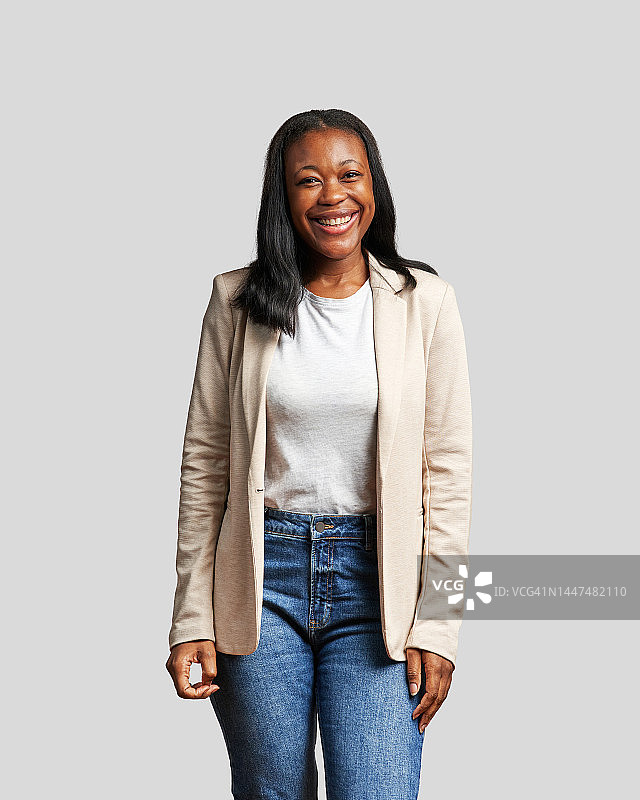 一位看着镜头微笑的非洲妇女图片素材