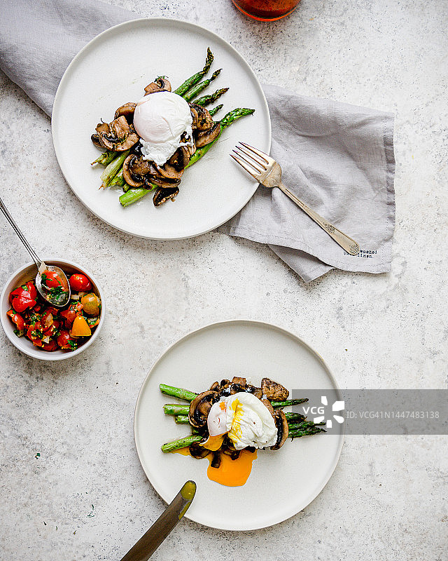 吐司水波蛋配鳄梨、芦笋、番茄和豆芽健康早餐图片素材