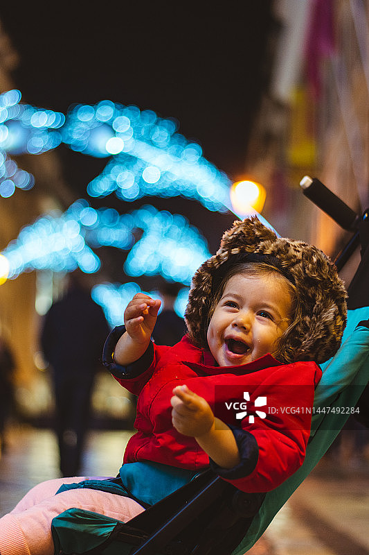 在圣诞市场上的女婴肖像图片素材