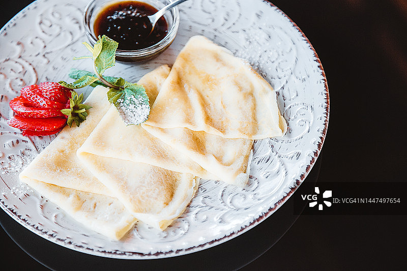 果酱草莓馅可丽饼图片素材