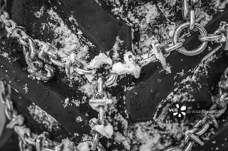 冬季轮胎上的链条特写图片素材