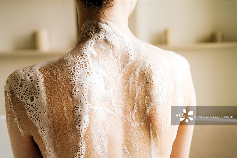 女人泡泡浴。放松和美容护理。自然美，日常护肤程序。保湿，清洁图片素材