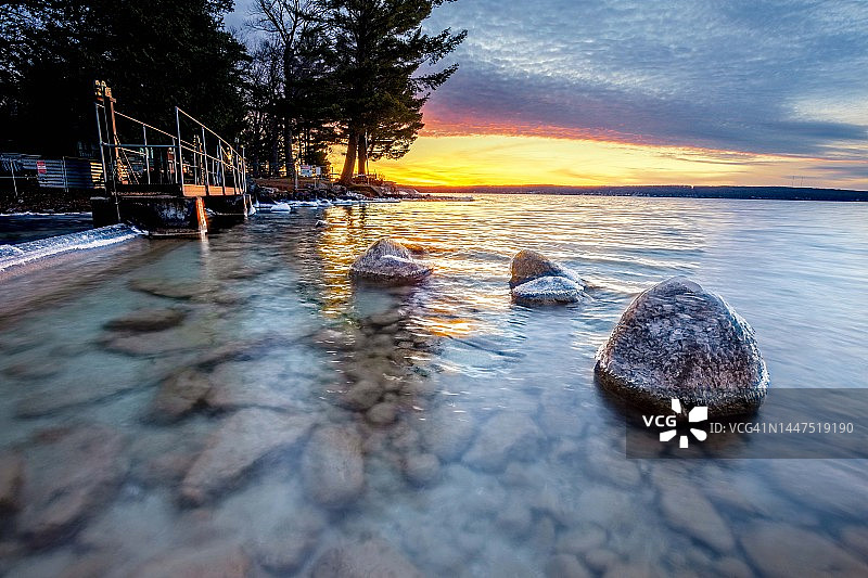 结冰岩石上的河流日落大坝图片素材