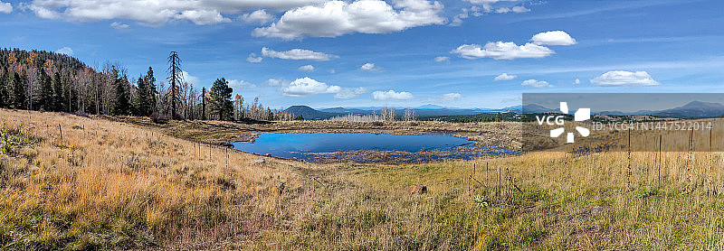 哈特草原和阿尔法菲亚水池图片素材