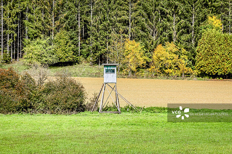 秋季农田中的狩猎伪装图片素材