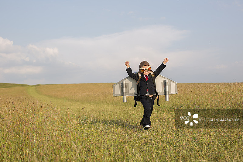 使用喷气背包的年轻商务男孩图片素材