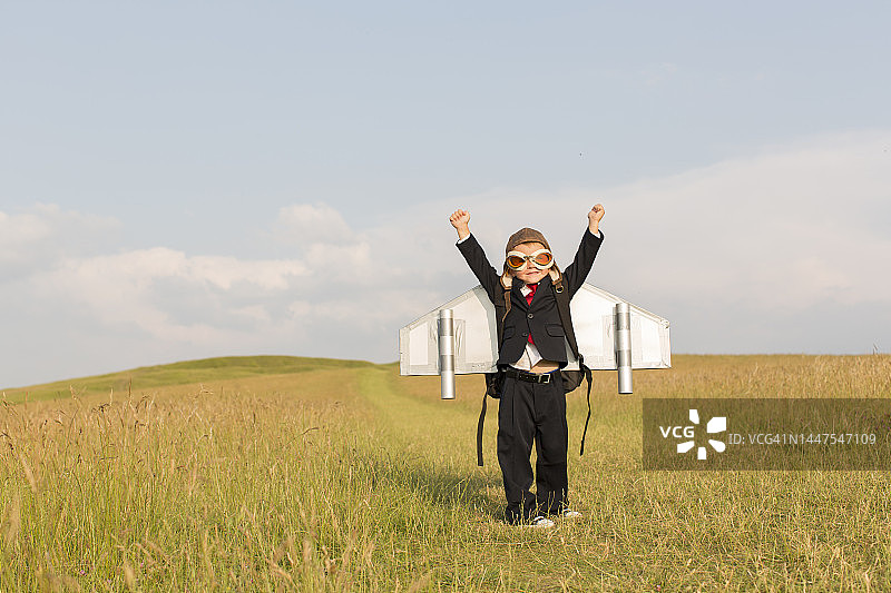 使用喷气背包的年轻商务男孩图片素材