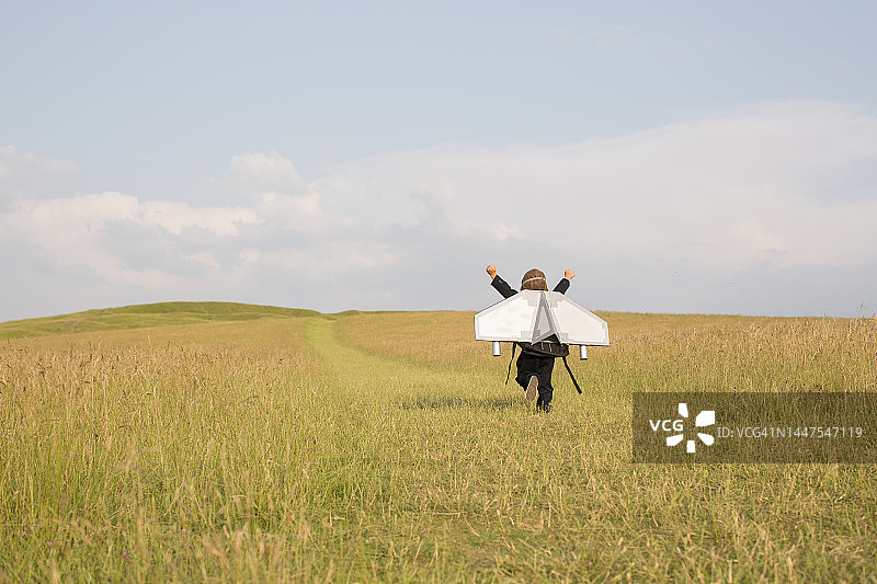 使用喷气背包的年轻商务男孩图片素材