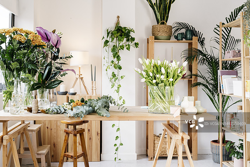 小型花店。花艺师和小企业概念图片素材