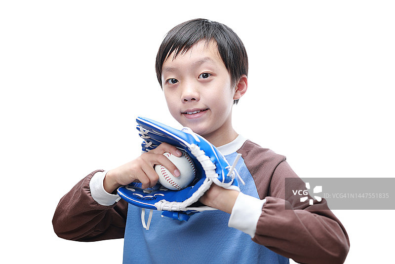 手持棒球棒的可爱男孩图片素材