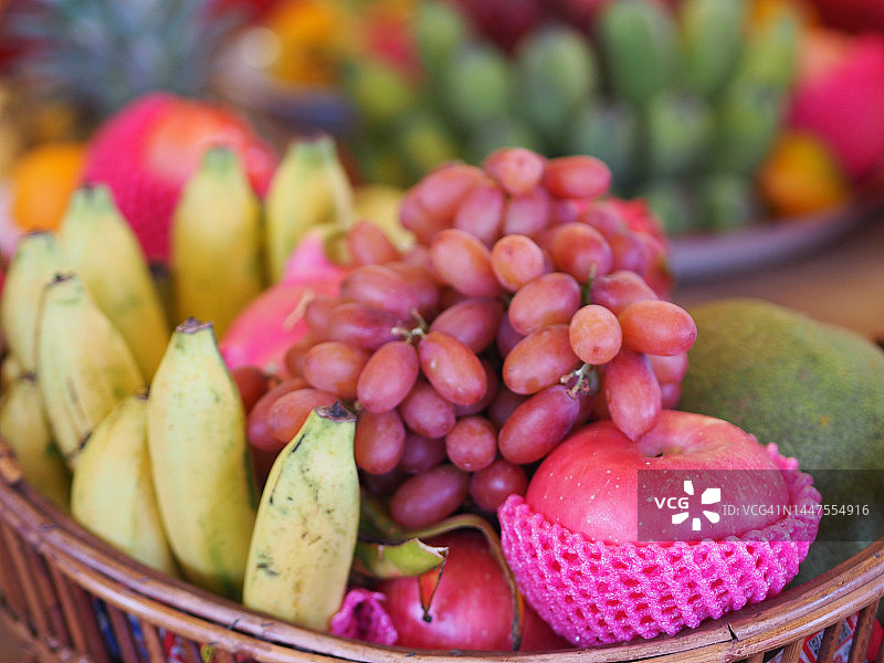 托盘中的香蕉葡萄苹果图片素材