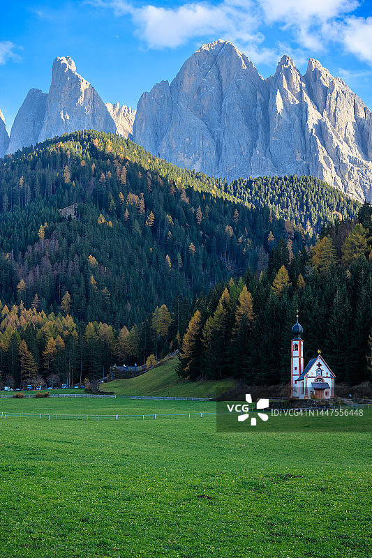 多洛米蒂的圣乔瓦尼教堂图片素材