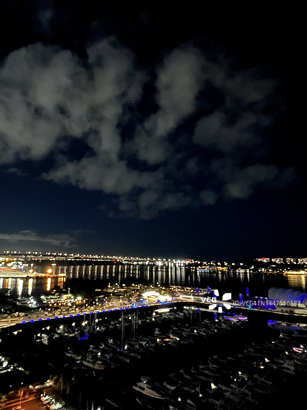 圣地亚哥码头夜景图片素材