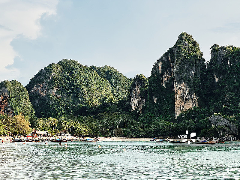 泰国甲米府莱利海滩晴天景色图片素材