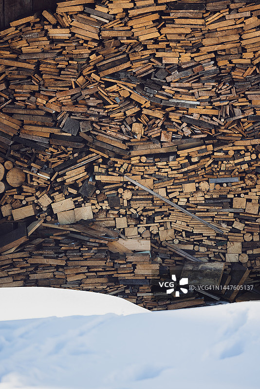小木屋前的堆叠的木柴图片素材