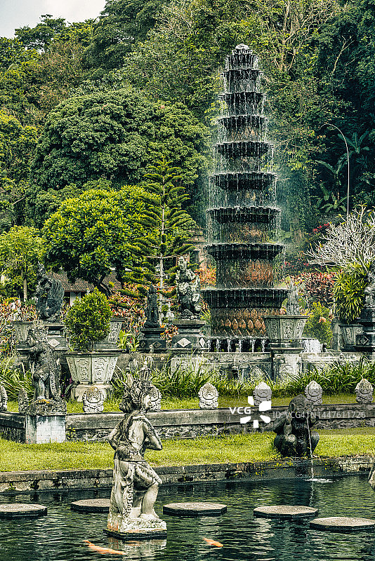 印度尼西亚巴厘岛卡朗阿森蒂尔塔冈加水宫图片素材