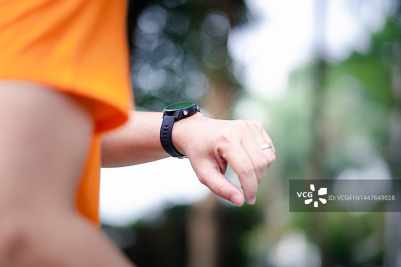运动男人手上佩戴的智能手表特写图片素材
