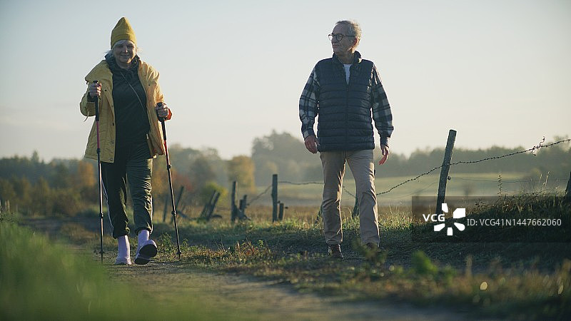 老年夫妇在乡村地区进行北欧式健走图片素材