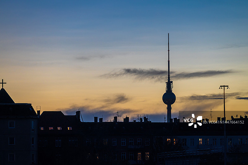 德国柏林住宅楼与日落时分的电视塔图片素材