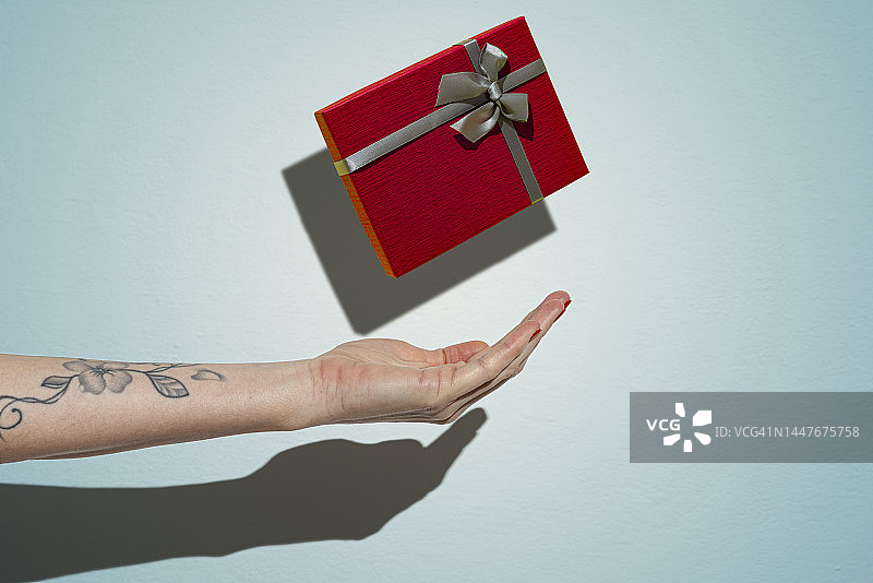 女人手拿圣诞礼物图片素材