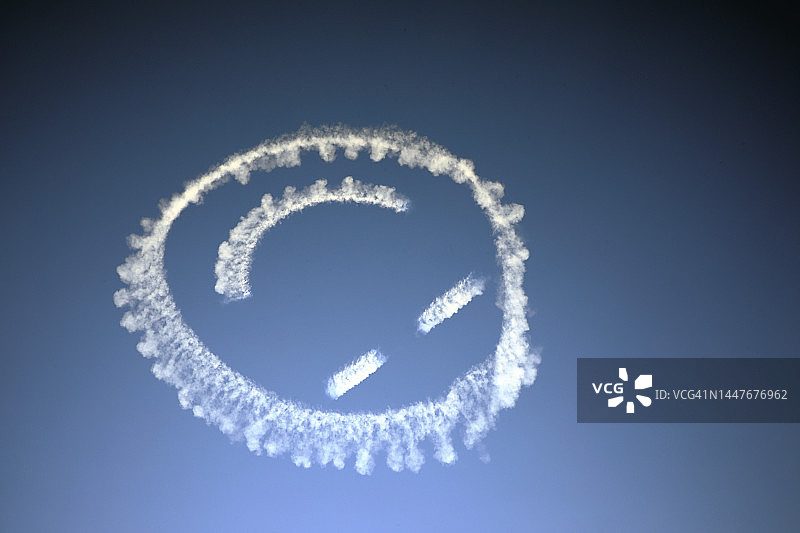 空中笑脸符号图片素材