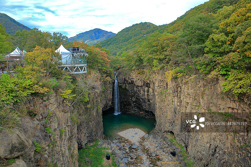京畿道涟川斋人瀑布秋景图片素材