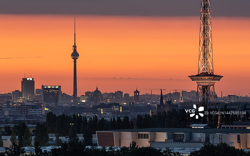 日出时分的柏林电视塔与城市天际线（德国）图片素材