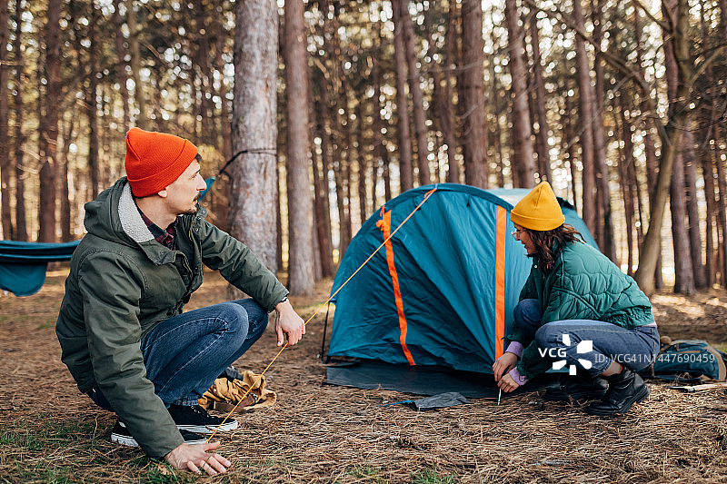 两个露营者搭起帐篷，期待在大自然中度过一天图片素材