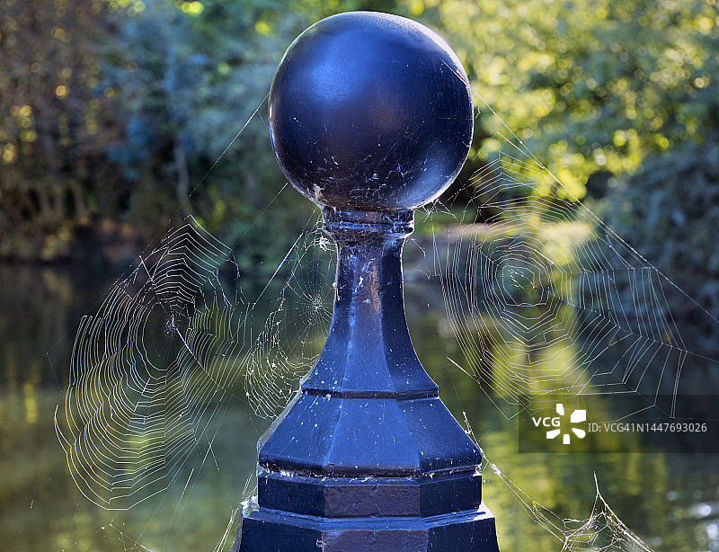 在阿宾登圣海伦码头泰晤士河畔的蜘蛛和网图片素材