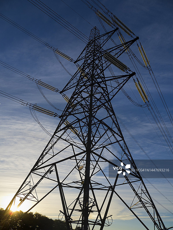 牛津郡肯宁顿日出时分的巨大输电塔图片素材