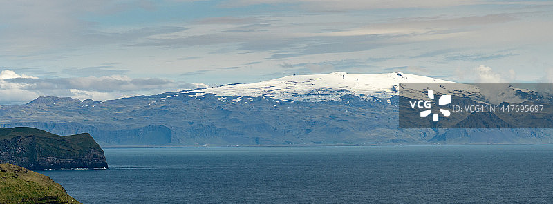 冰岛海马岛看到的埃亚菲亚德拉冰盖火山图片素材