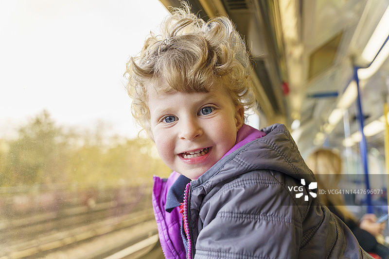 乘坐公共交通工具的小孩图片素材