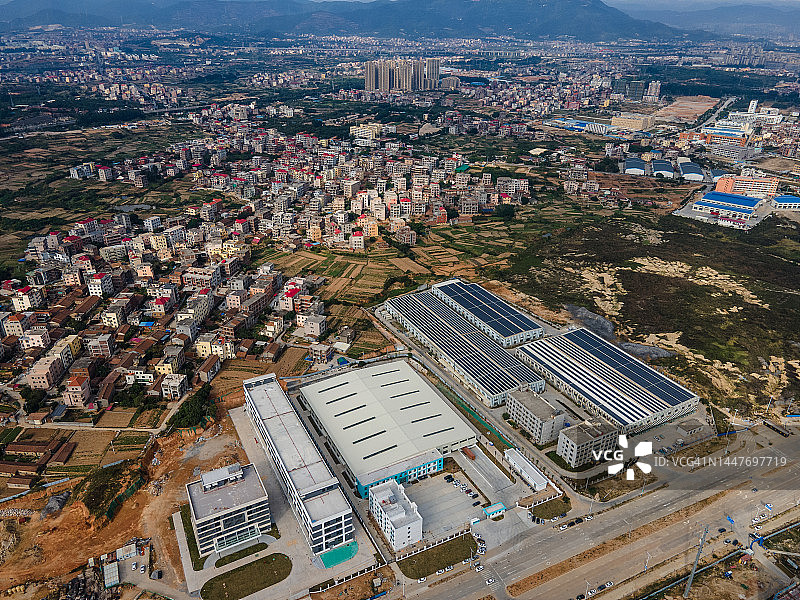 工业厂房屋顶上的太阳能航拍图图片素材