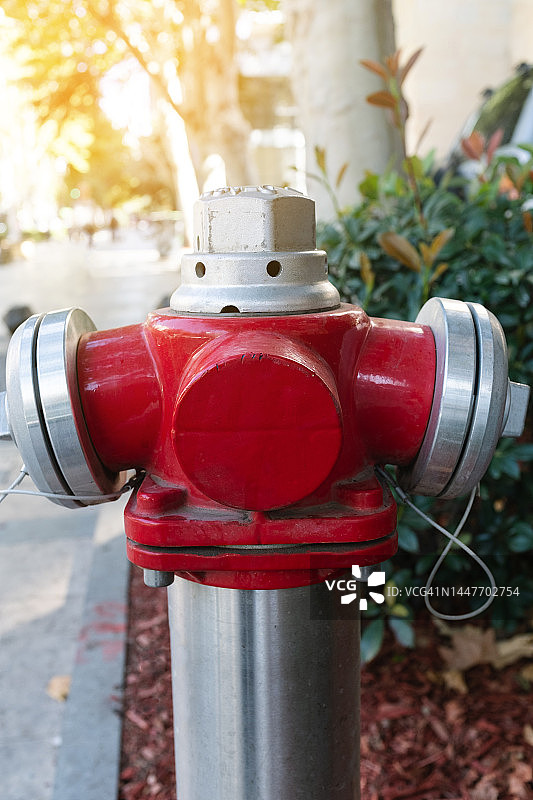 街边红色消防栓图片素材