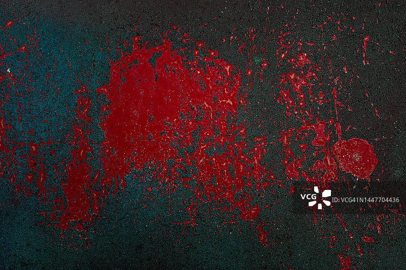 蓝色和红色铁锈漆剥落，带锈斑的抽象纹理背景。旧铁栅栏，破旧废弃建筑的墙壁。留白图片素材