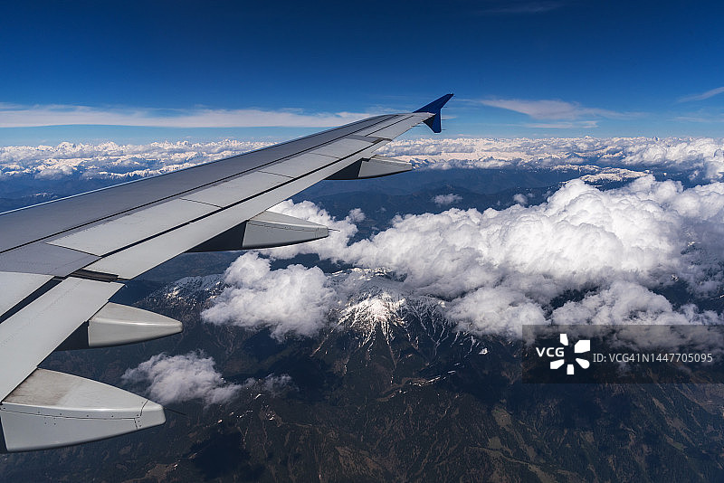 飞机舷窗喜马拉雅山景旅途概念图片素材