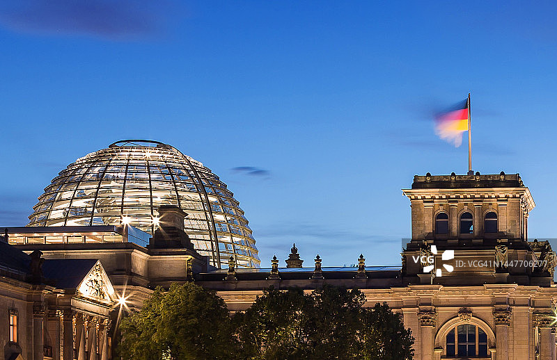 德国联邦议院-蓝色时刻带有德国国旗的 Reichstag 大厦图片素材