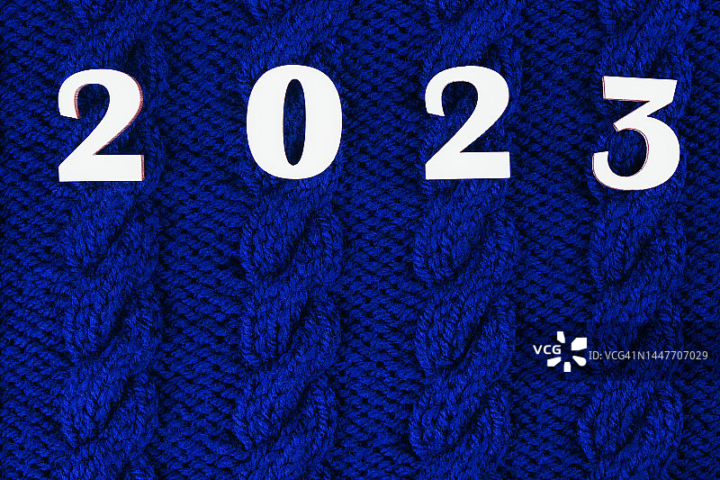 蓝色针织纹理上的2023图片素材