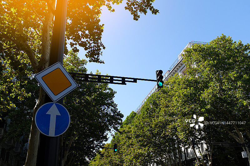 绿灯交通信号灯特写图片素材