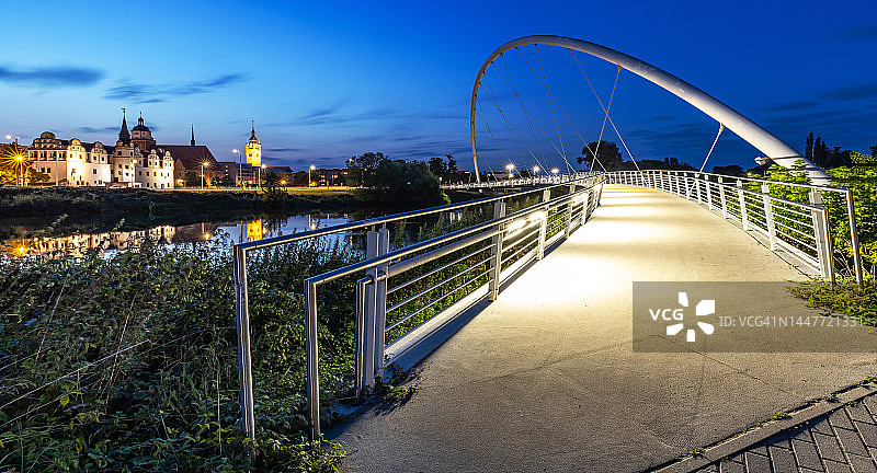 德绍：蓝色时刻的现代桥梁与历史天际线（德国萨克森-安哈尔特州）图片素材