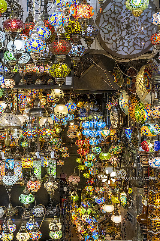 伊斯坦布尔大巴扎的彩色灯笼图片素材