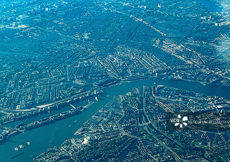 荷兰阿姆斯特丹独特的城市结构和运河航拍图片素材